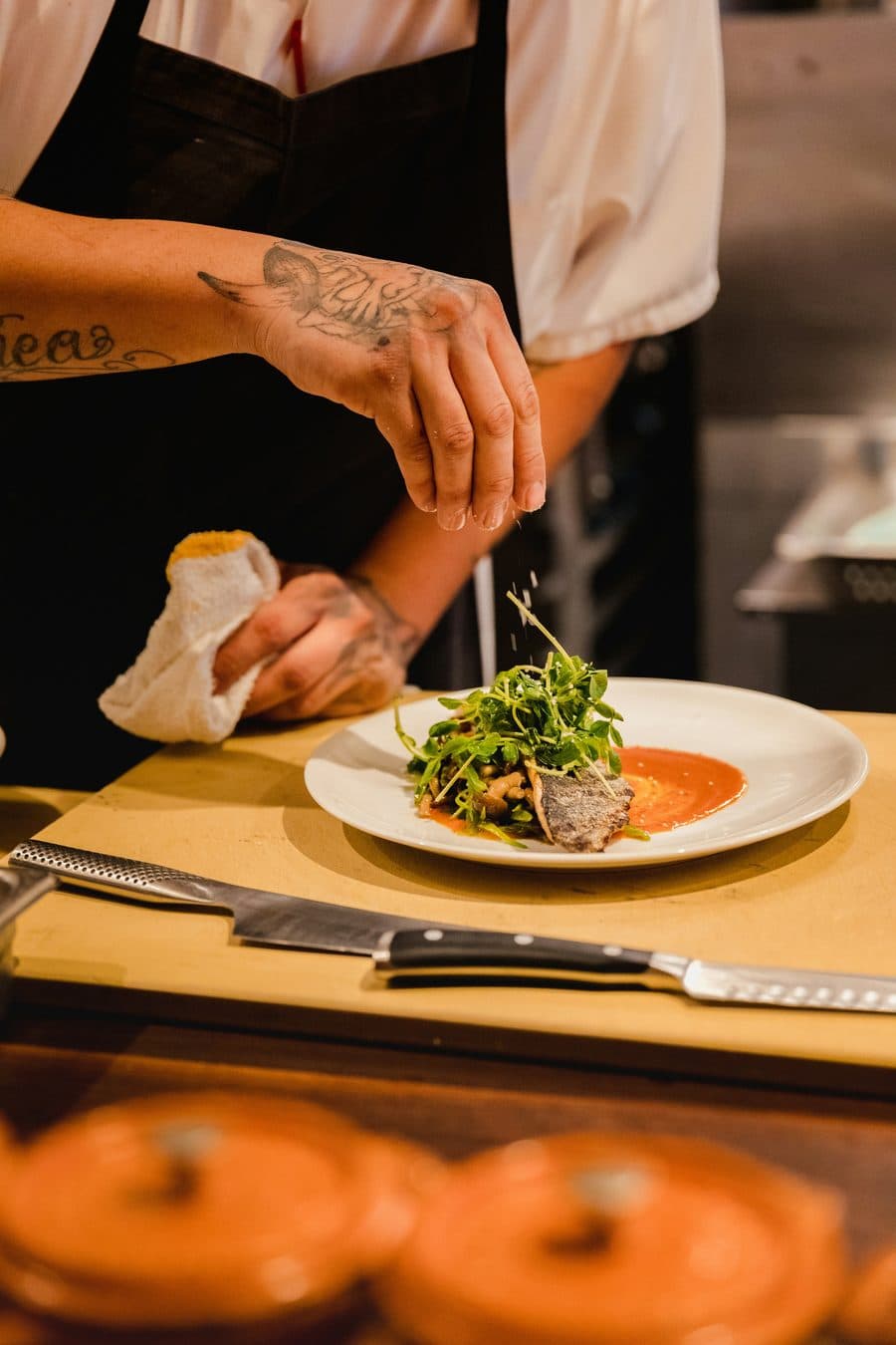 Chef emplatando en un restaurante