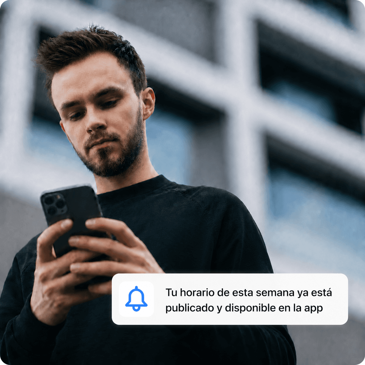 Empleado recibe en el móvil el aviso de que su horario ya está publicado